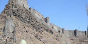 Kars Kalesi’nin Surları Yıkılıyor