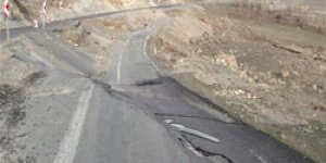 Heyelan yolu ikiye böldü
