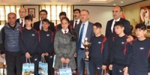 Başarılı Öğrencileri Ödüllendirdi