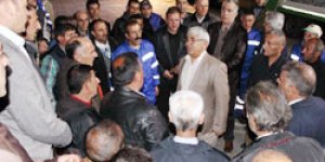 Temizlik işçileriyle yemekte buluştu