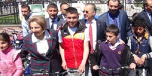 YBO öğrencilerine bisiklet dağıtıldı