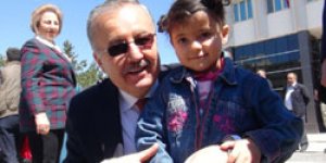 Vali Günay Özdemir’in çocuk sevgisi