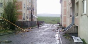 Şiddetli rüzgar çatıları uçurdu,