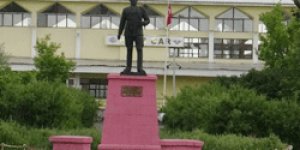 Karabekir Paşa Büstün Kaidesini Pembeye Boyadılar