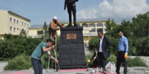 Başkan, Büstü Tekrar Siyaha Boyattı