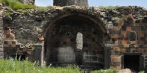 Karsta Uçucu Madde Kullananlar Kiliseyi Mesken Tuttu