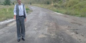 Muhtar, köy yolundan oldukça memnun