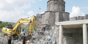 Tarihi alandaki tuvaletler yıkıldı
