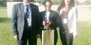 Karslı Kadın Çiftçiye Başbakandan Plaket