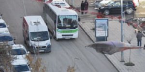 Park edilen araçlar trafiği aksatıyor
