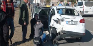 Ambulans kaza yaptı