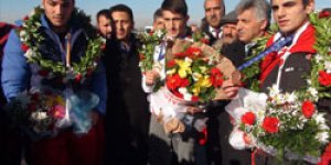 Dünya Şampiyonu Bayraklarla Karşılandı