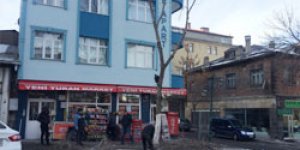 Belediye ağaçları buduyor