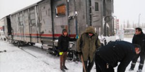 Yük treni raydan çıktı