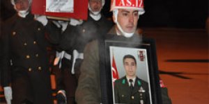 Kars şehidini bağrına bastı