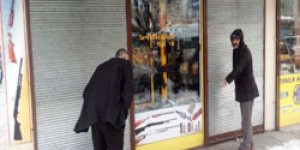 Camı kırdı, tüfek çaldı
