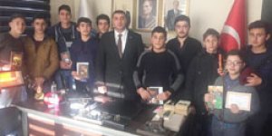 Ülkü Ocakları Karne Hediyesi Verdi