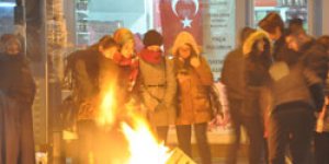 Soğuk vatandaşa durakta ateş yaktırdı