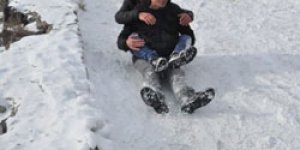 Kars Kalesi eteklerinde kızak keyfi