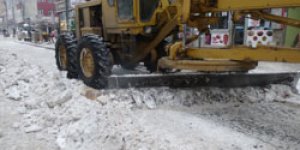 Cadde ve kaldırımların karı temizledi