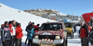Off-road rallisinde bazı araçlar takla attı