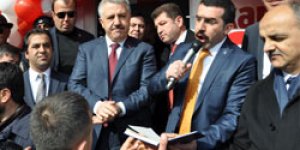 Binlerce Karslı Bakan Arslan’ı bağrına bastı