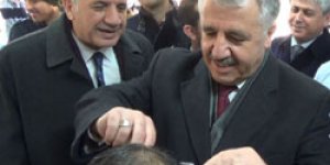 Bakan Aslan,vatandaşın saçını kesti
