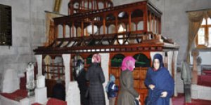 Harakani Türbesi ziyaretçi akınına uğruyor