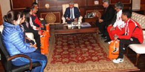 Vali,başarılı sporcuları ödüllendirdi