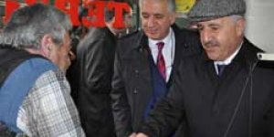 Yağmur altında esnafın sorunlarını dinledi