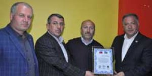 Işık Çapanoğluna Plaket
