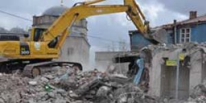 Yıkım çalışmaları sürüyor