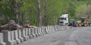 Hafriyat dökümüne beton bariyerli engel