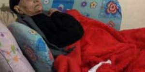 Yaşlı kadın yardım bekliyor