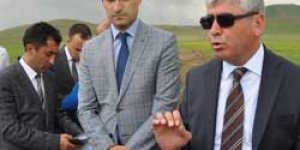 Vali Doğan, köy yollarında