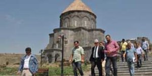 Vali Doğan,İncelemelerde Bulundu