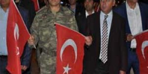 Binlerce Karslı demokrasi nöbetinde