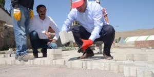 Sarıkamışta, yollar kilit parke taşıyla döşeniyor