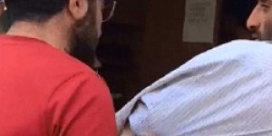 Kolunu sakladı cami önünde dilendi