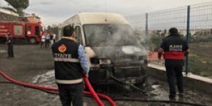 Park halindeki minibüs yandı