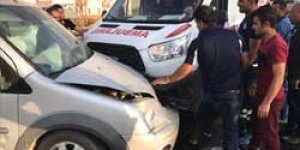 Ambulans ile otomobil çarpıştı