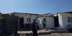 Sarıkamış’ta şiddetli rüzgar çatıları uçurdu