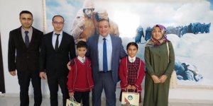 Minik öğrencilerden Kaymakama ziyaret