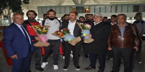 İzmir fatihi Kars 36 Spor, coşkuyla karşılandı