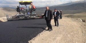 Köy yollarına sıcak asfalt oluyor