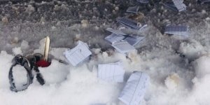 Polisi görünce uyuşturucu maddeyi aracın altına attı