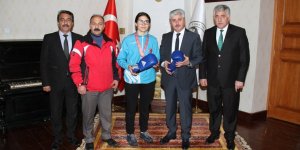 Vali Rahmi Doğan, Şampiyonu Kabul Etti