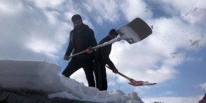 Kars’ta vatandaşların karla mücadelesi