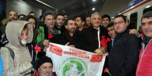 AK Parti Kars İl Başkanlığı Kars'a Gelen Misafirleri Karanfille Karşıladı