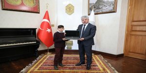 Vali Doğan, Kerim Arda'yı Ödüllendirdi